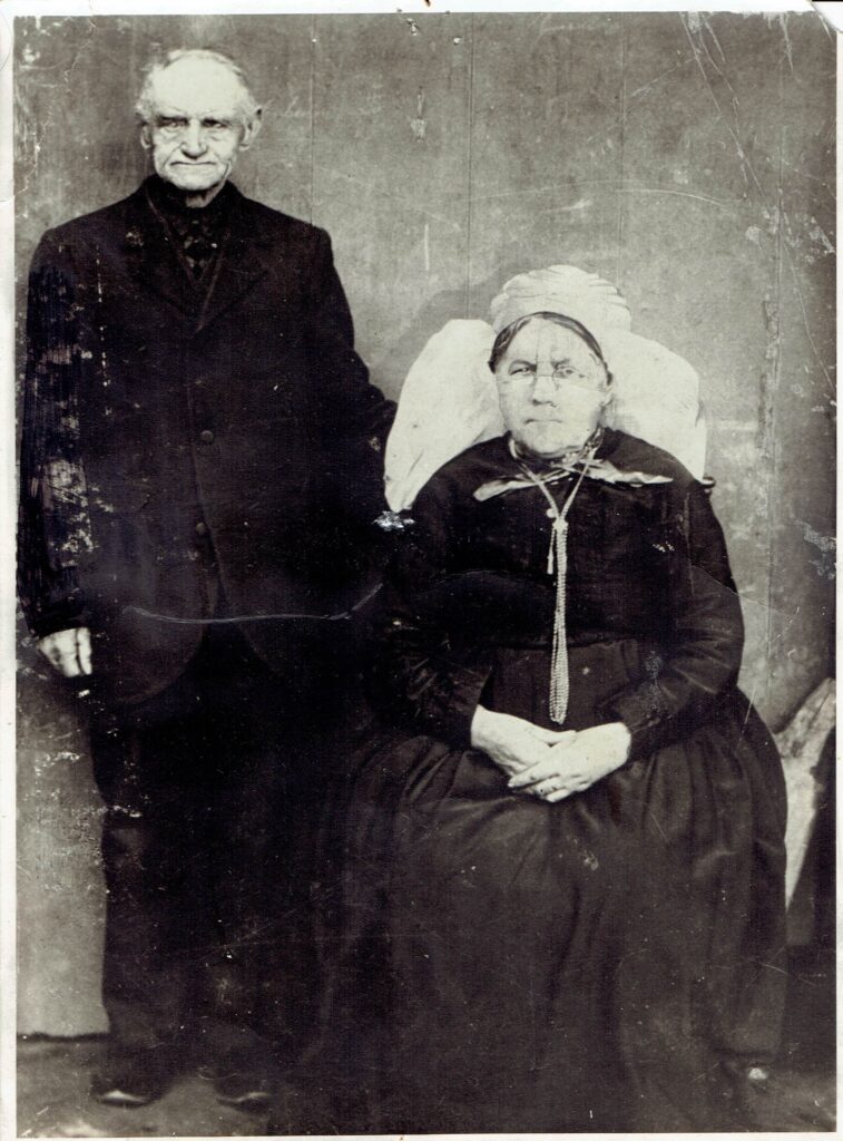 Huisseling.nl; Nolleke Arts en Catharina de Kleijn (Bron: Fam. Smit-Arts).