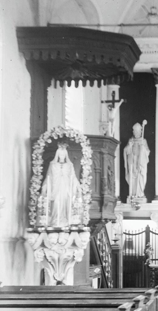 Huisseling.nl; Madonna met zuil van de hand van beeldhouwer Frans van der Wijst (Bron: detail foto RCe).