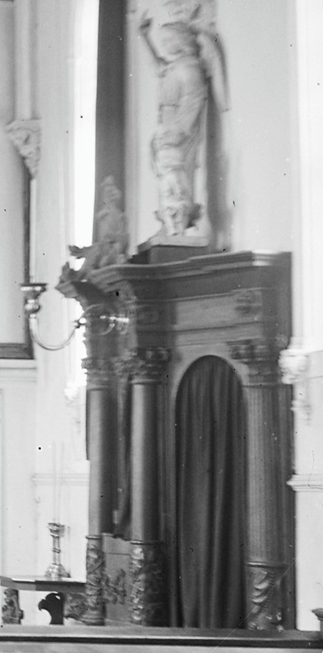 Huisseling.nl; De oude biechtstoel op het priesterkoor in de oude kerk (Bron: Detail foto RcE).