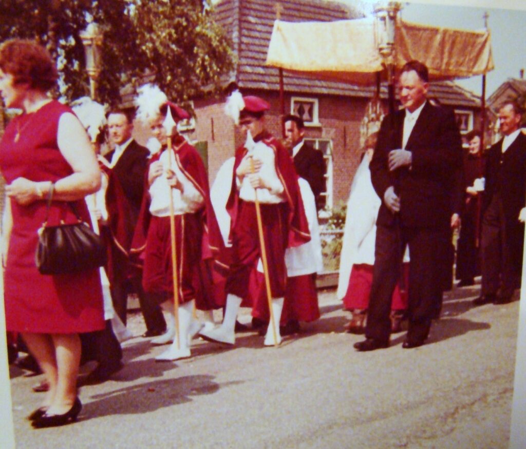 Huisseling.nl; Eligiusprocessie in 1968. Herkenbaar zijn Peter Elemans en Jan de Bruijn (Bron: Fam. Elemans-van Eeden).