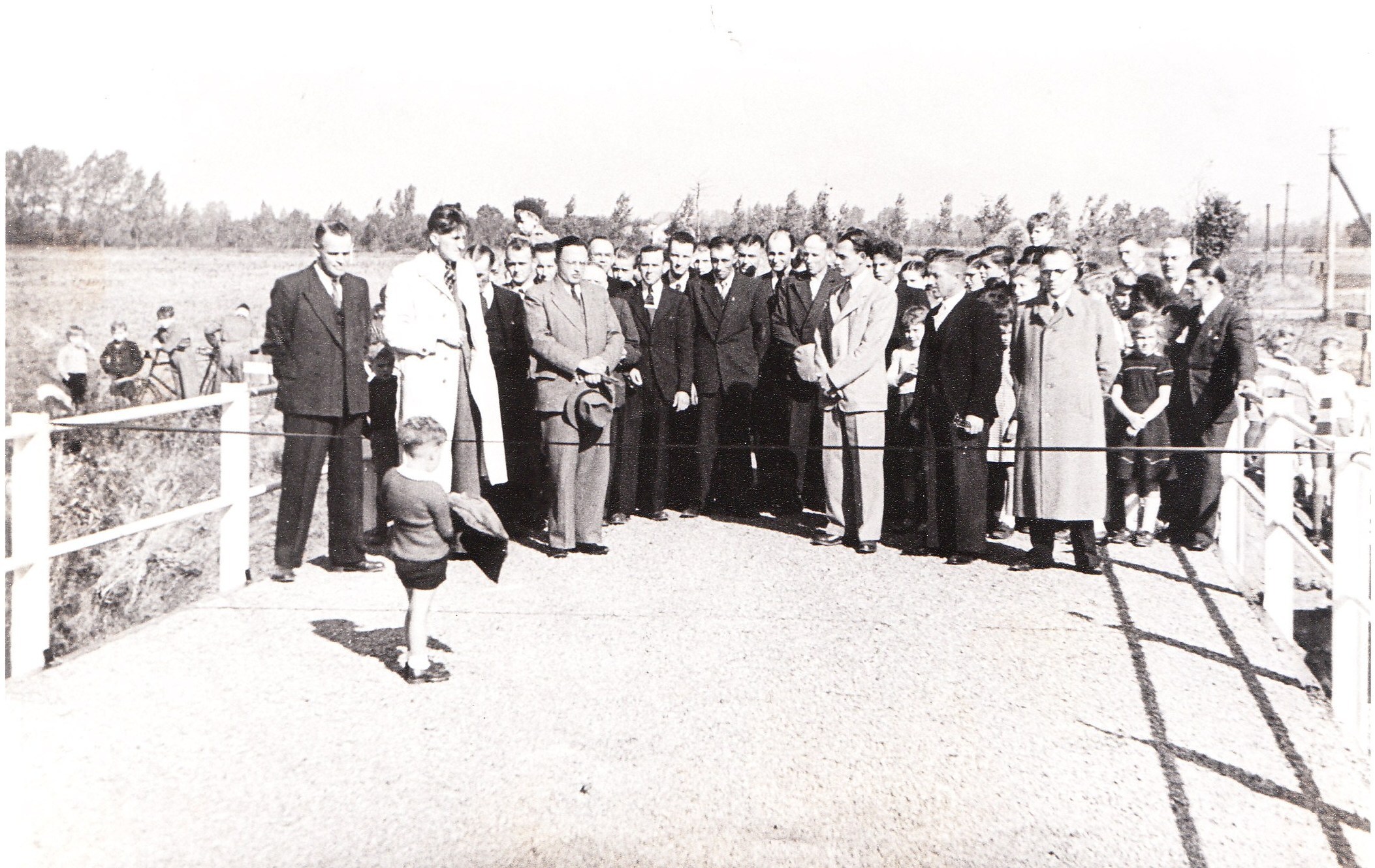 Huisseling.nl; De opening van de nieuwe brug over de Hertogswetering in mei 1947 (Bron: Stichting Herpen in woord en beeld).