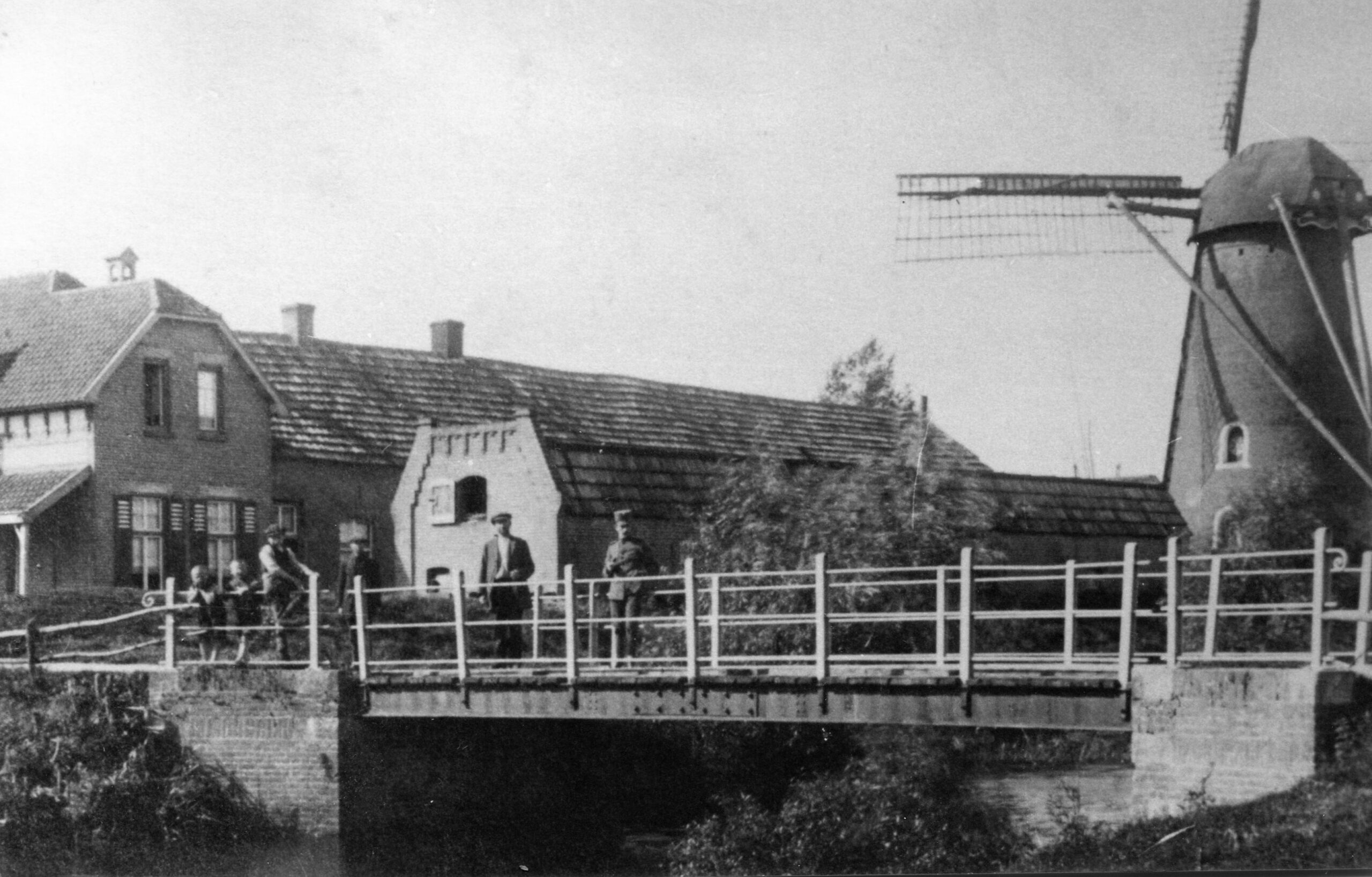 Huisseling.nl; De nieuwe brug uit 1947, gezien vanaf de andere zijde, met rechts de graanmolen (Bron: Ansichtkaartenverzameling Jeroen Arts).