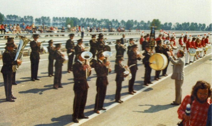 Huisseling.nl; Het openingsfeest op de A50 met harmonie OBK en fanfare Sint Hubertus