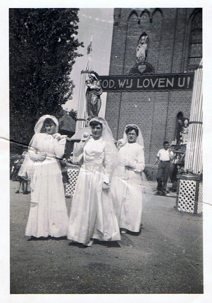 Huisseling.nl; Mariabeelddraagsters Marietje (van der Worp) Kocken, Gonny (Wintjes) Arts, Nelly (Binos) van den Bergh en Nolda van de Rijdt. Het Lambertusbeeld wordt gedragen door Piet van den Bergh en .?. (Bron: Fam. Wintjes-Arts).