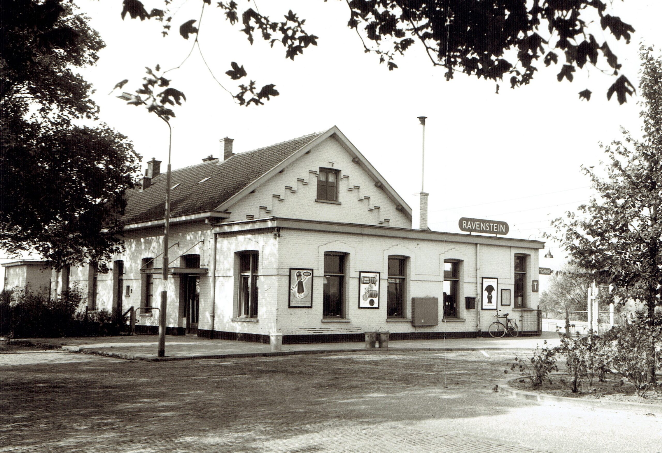 Huisseling.nl; Het oude stationsgebouw