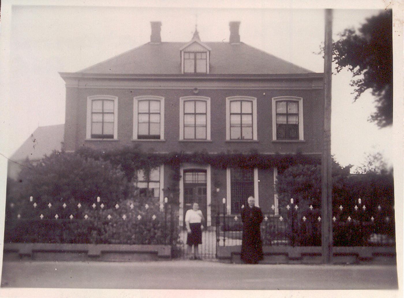 Huisseling.nl; De Huisselingse pastorie met pastoor Johan Diels en pastoorsmeid Dina Schilders (Bron: Familie Diels, Alverna).