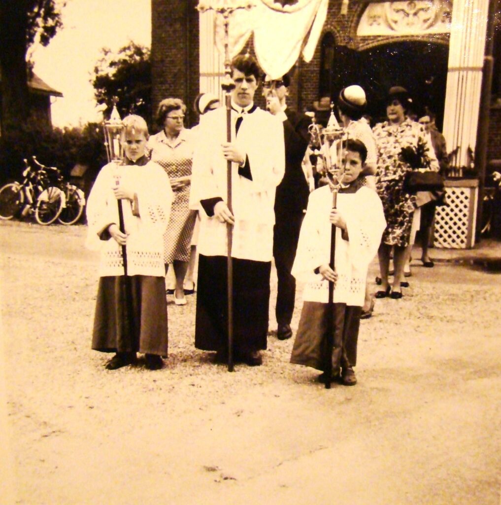 Huisseling.nl; Eligiusprocessie in 1967, Peter Elemans als misdienaar (Bron: Familie Elemans-van Eeden).