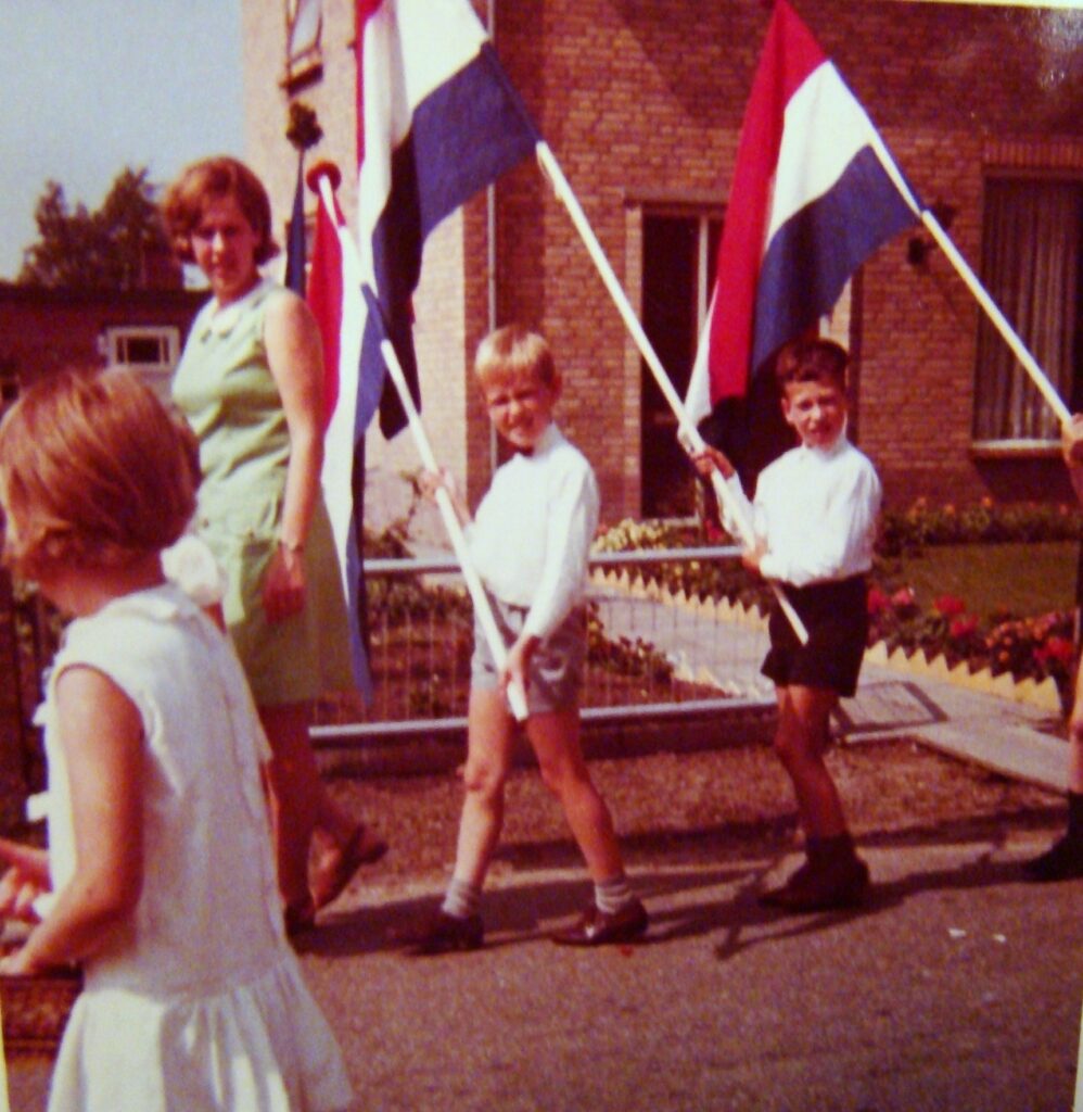 Huisseling.nl; Eligiusprocessie in 1968. Herkenbaar zijn Jan Elemans jr. en Hein Elemans (Bron: Fam. Elemans-van Eeden).