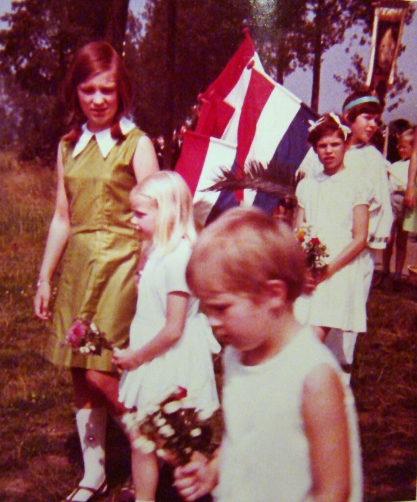 Huisseling.nl; Eligiusprocessie in 1968 met Anneke Elemans als bruidje (Bron: Fam. Elemans-van Eeden).
